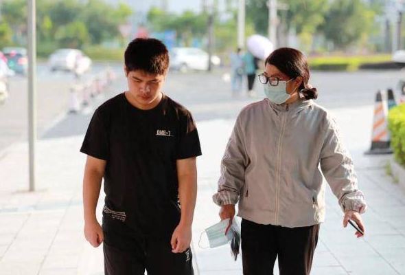 這位考生延時交卷，還優(yōu)先進入考點、考場
