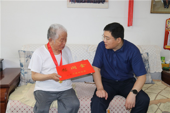 馬軍權(quán)走訪慰問離退休老黨員和困難老黨員  并向老黨員頒發(fā)紀(jì)念章