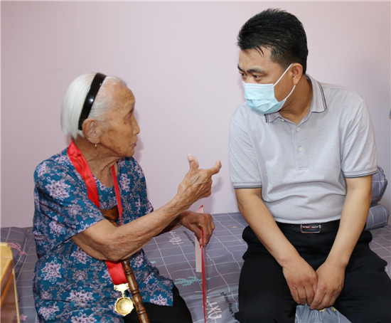 東昌府區(qū)委副書記、區(qū)長巴海峰走訪慰問老黨員并頒發(fā)“光榮在黨50年”紀(jì)念章