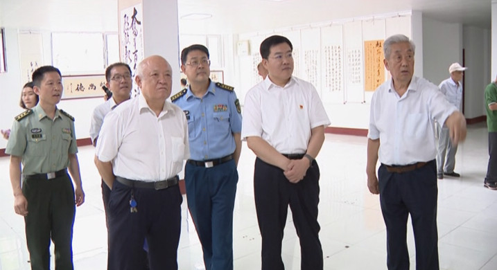 齊魯網(wǎng)·閃電新聞6月26日訊   翰墨飄香心向黨，軍民共建頌輝煌。6月25日，聊城軍分區(qū)政治工作處、東昌府區(qū)柳園街道辦事處聯(lián)合舉辦“永遠(yuǎn)跟黨走”——慶祝中國共產(chǎn)