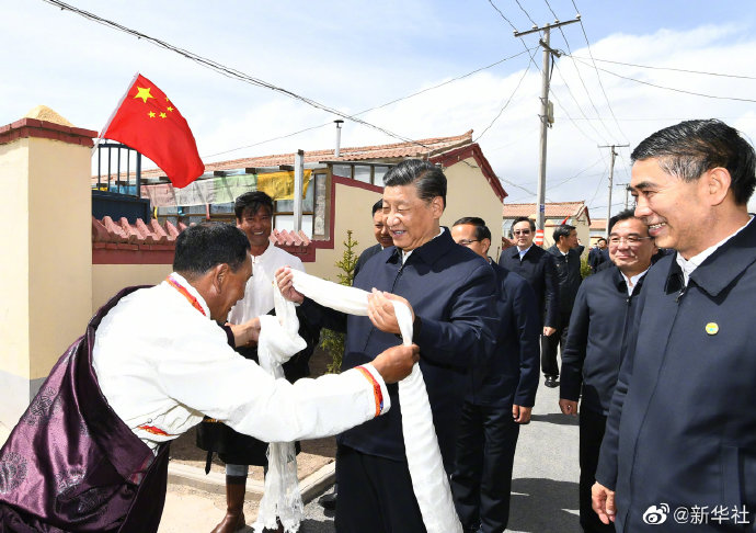 為什么老百姓衷心擁護(hù)黨？因?yàn)槲覀凕h始終全心全意為人民服務(wù)、為各民族謀幸福