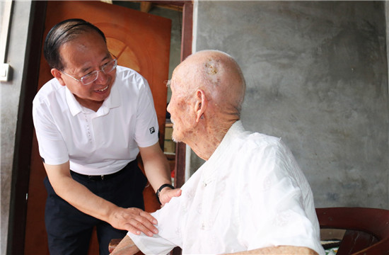 張同奇來東昌府區(qū)走訪慰問建國前老黨員和生活困難黨員