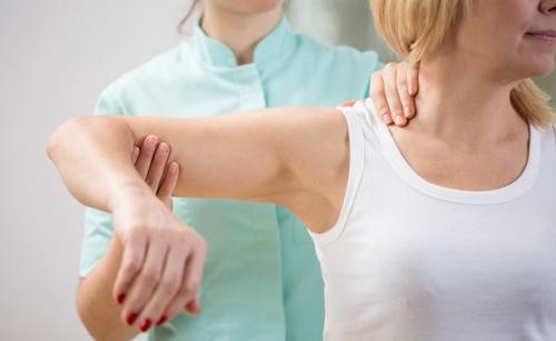 肩膀疼、抬不起胳膊？一個(gè)動(dòng)作有效緩解，在家就能練