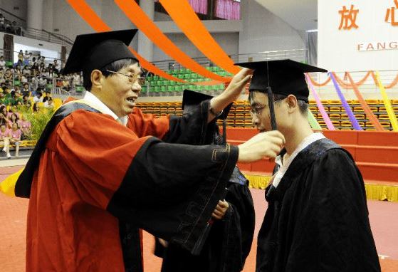 高校副教授“跳槽”到中學(xué)引熱議！大學(xué)老師不香了嗎？