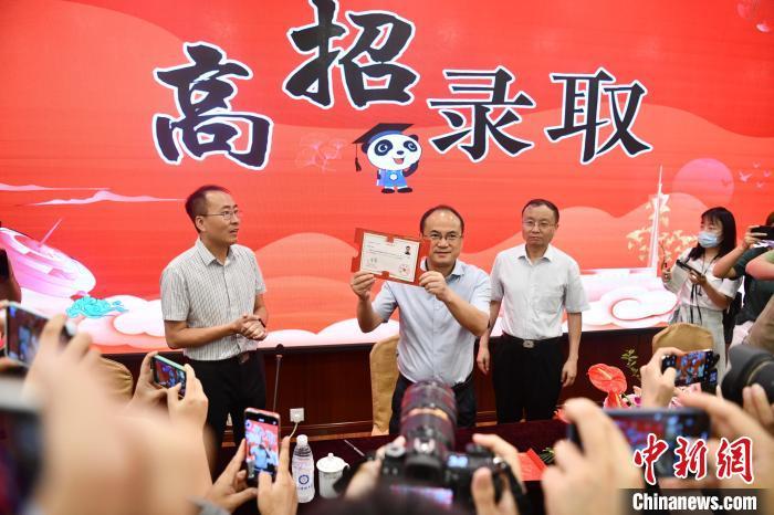 發(fā)光、唱歌、開盲盒……高校錄取通知書陸續(xù)發(fā)出