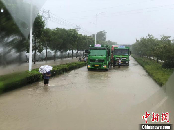 臺(tái)風(fēng)天里的“破風(fēng)者”：能開(kāi)到哪算哪 能拉多少人是多少