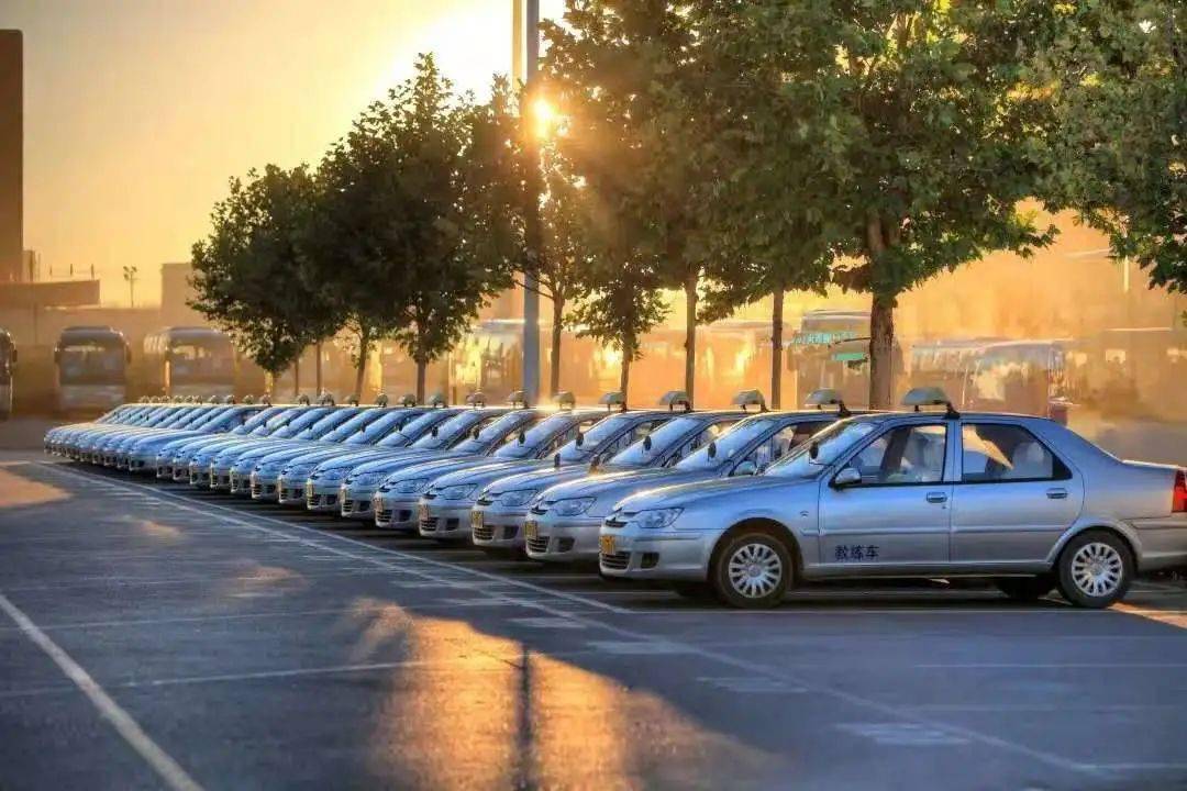 暑期迎來“學(xué)車熱” 東方時尚駕校6月報名量同比上升超七成