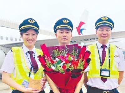 “五星機(jī)長”安全飛行43載告別藍(lán)天