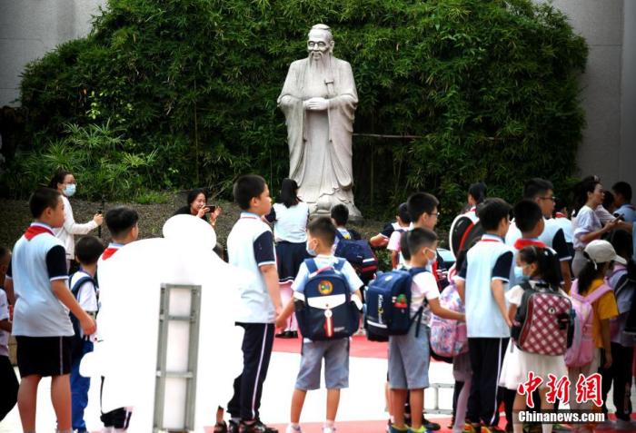 資料圖：福州錢塘文博小學，學生經(jīng)過校園里的孔子雕塑并鞠躬。 王東明 攝