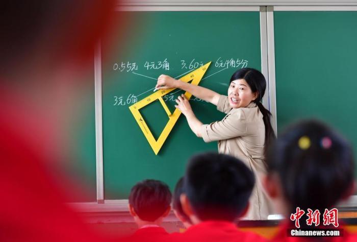 資料圖：一位教師在給學(xué)生上課。<a target=
