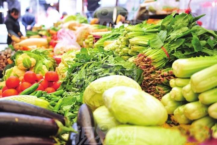 “菜籃子”拎著吃力：10月菜價(jià)瘋漲 豬肉也悄悄反彈
