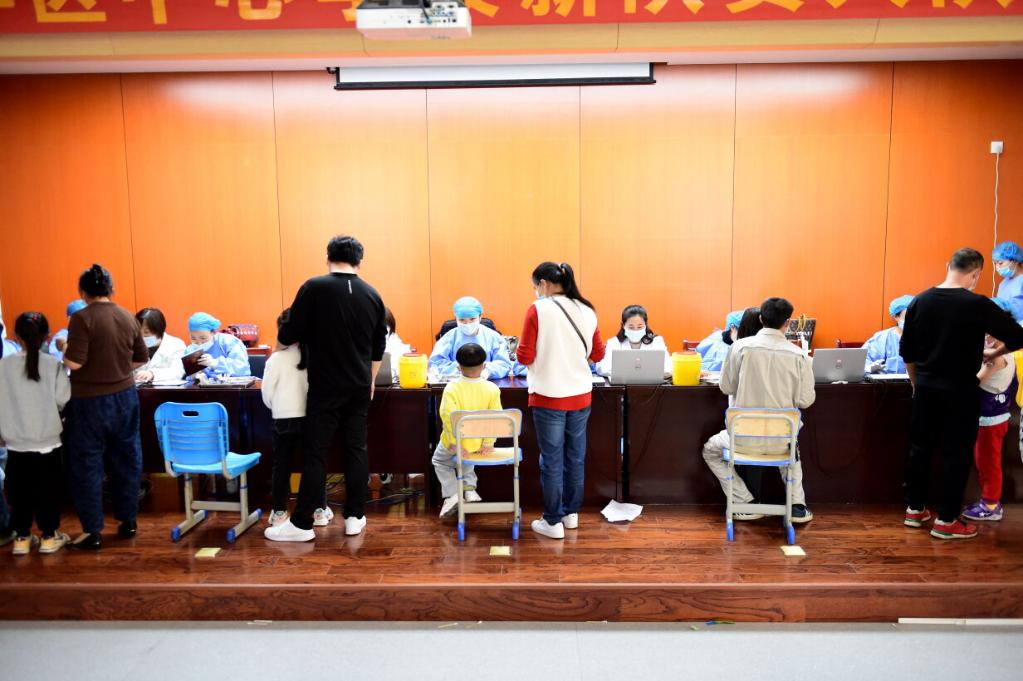 兒童接種有哪些注意事項(xiàng)？怎樣確保安全有序？——3至11歲人群新冠疫苗接種觀察