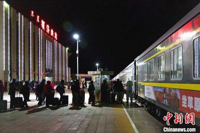 特寫：離別的額濟(jì)納車站，夜空中的淚水