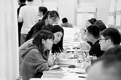 考研、升學(xué)、就業(yè)，打牌子、充門面、看數(shù)據(jù)——如何扭轉(zhuǎn)“第一學(xué)歷”偏好