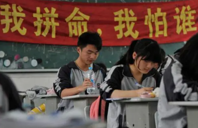 安徽某高中一次性清退500名復(fù)讀生，退還400多萬學(xué)費(fèi)，官方通告