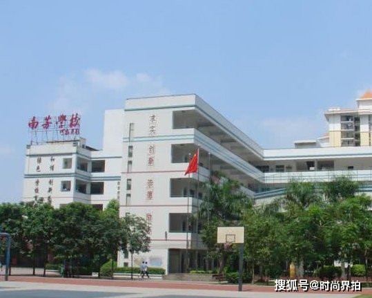 曾經(jīng)班里成績最好的學(xué)生，很少回去看望老師，成績差的卻總是回來