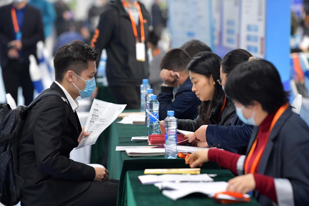 邁出新步伐 取得新成效·財(cái)經(jīng)聚焦丨2022年就業(yè)如何“穩(wěn)”？