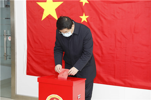 東昌府區(qū)委書記馬軍權(quán)以普通選民身份參加所在選區(qū)人大代表投票選舉