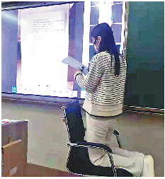 患病女老師堅(jiān)持“跪椅授課” “只要身體允許,我會(huì)一直教下去”