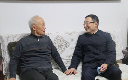 東昌府區(qū)委副書記、區(qū)長江紹華看望慰問離退休老干部