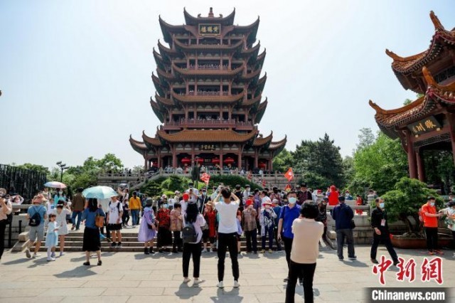 資料圖： 圖為武漢黃鶴樓景區(qū)迎來眾多游客 張暢 攝