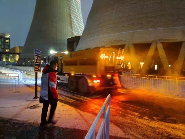 冬奧倒計時|場館、屬地聯(lián)合應(yīng)對降雪首鋼滑雪大跳臺內(nèi)外運(yùn)行良好