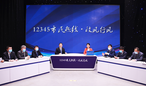 江紹華走進(jìn)《12345市民熱線·政風(fēng)行風(fēng)》直播間接聽(tīng)群眾熱線電話