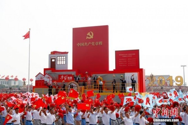 資料圖：2019年10月1日上午，慶祝中華人民共和國成立70周年大會在北京天安門廣場隆重舉行。圖為群眾游行中的“從嚴治黨”方陣。<a target='_blank' href='/'><p align=