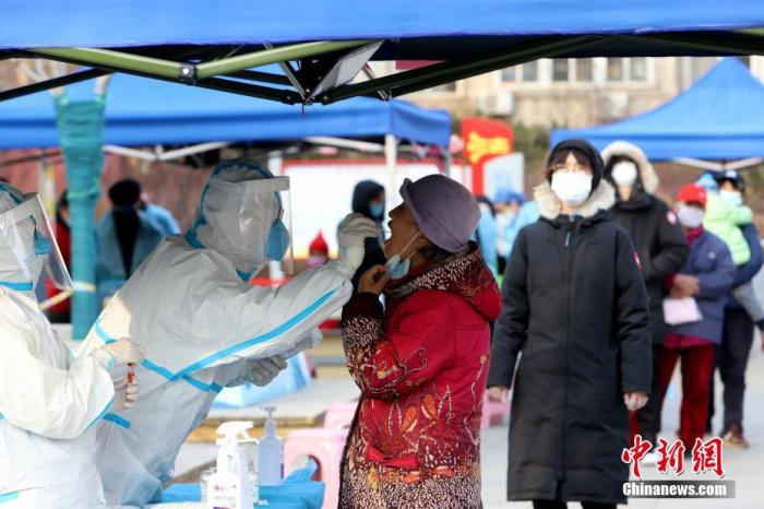 1月9日，天津市南開大學(xué)西南村，社區(qū)組織市民進(jìn)行核酸檢測。當(dāng)日凌晨，天津市疫情防控指揮部發(fā)布消息稱，該市新增2例本土確診病例新冠病毒均屬于奧密克戎變異株。天津市委市政府和市疫情防控領(lǐng)導(dǎo)小組、市疫情防控指揮部決定在全市范圍開展全員核酸檢測。 <a target=