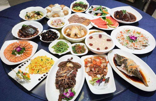 春節(jié)將至 預(yù)制菜年夜飯禮盒成“香餑餑”