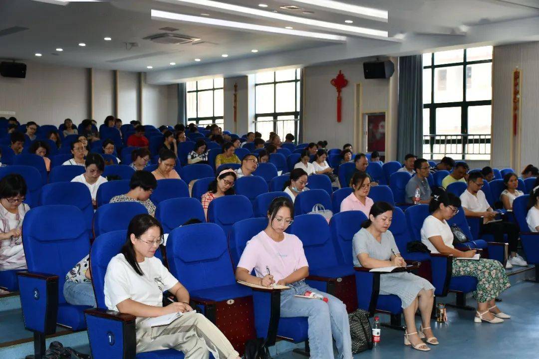 中共中央辦公廳印發(fā)《關(guān)于建立中小學(xué)校黨組織領(lǐng)導(dǎo)的校長負(fù)責(zé)制的意見（試行）》