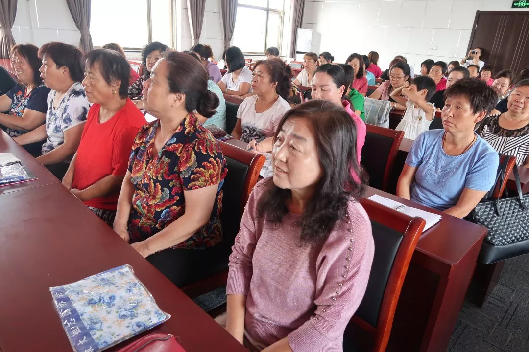中央文明辦、全國(guó)婦聯(lián)、民政部向廣大家庭發(fā)出倡議：弘揚(yáng)美德傳家風(fēng) 移風(fēng)易俗樹(shù)新風(fēng)