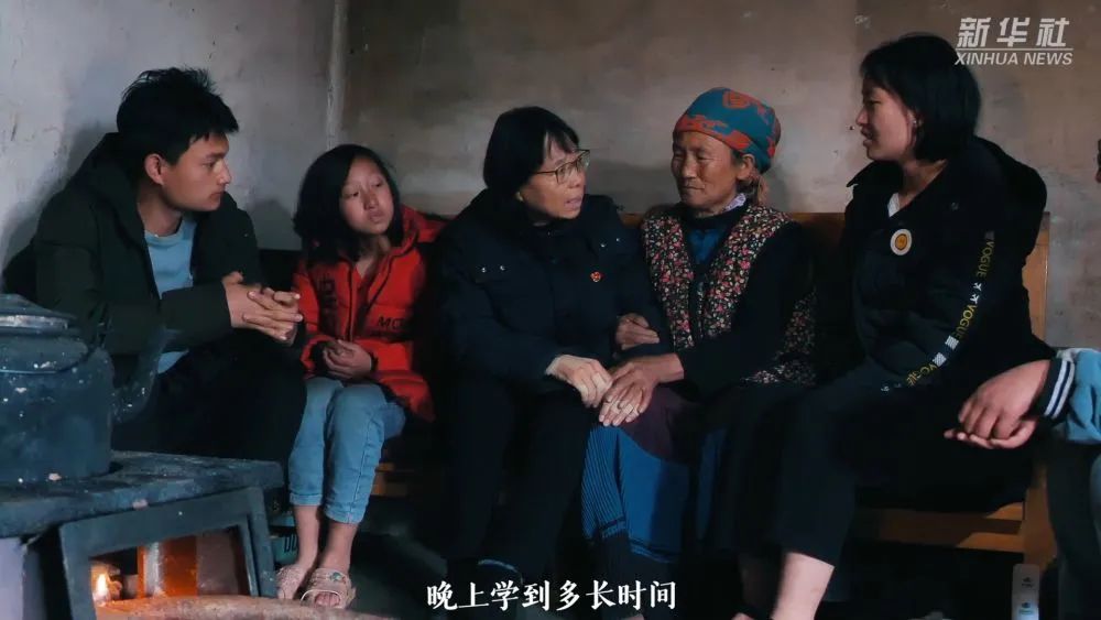 這個冬天，張桂梅被攙扶著走完家訪路