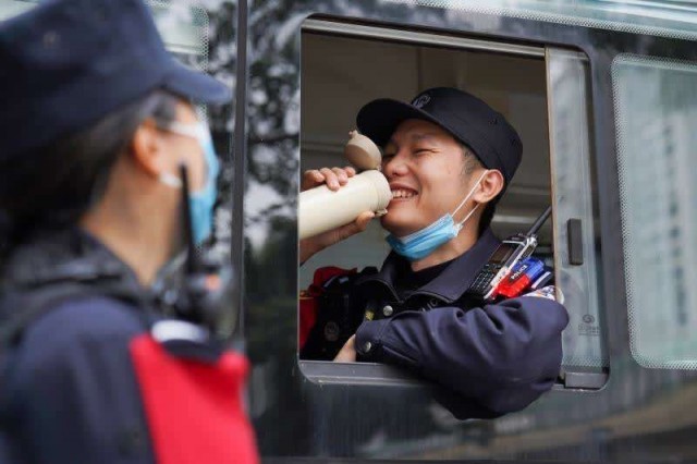 南寧鐵警“神雕俠侶”共護春運