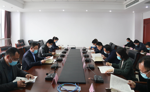 江紹華以普通黨員身份參加所在黨小組集體學習
