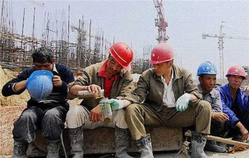 全國多地發(fā)布建筑業(yè)清退令 超齡農(nóng)民工路在何方？