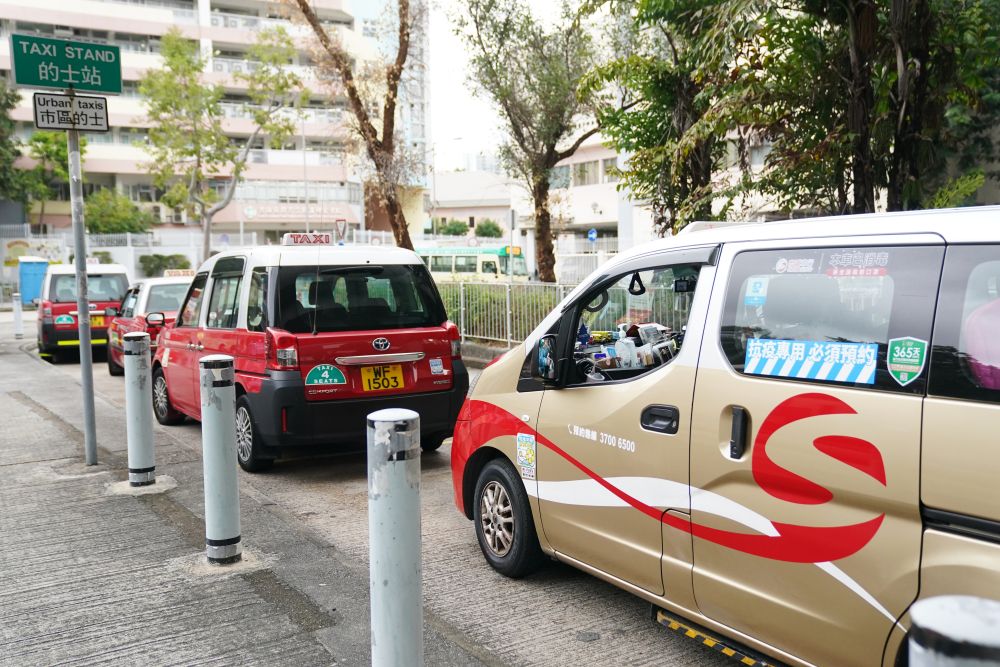 香港抗疫車隊(duì)：疫情下逆行的“紅飄帶”