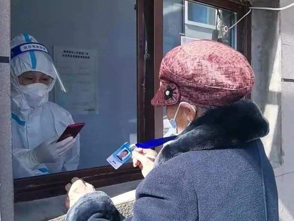 “我掃你”變“你掃我”！此地推出“反向掃碼”，讓老人掃碼不再難