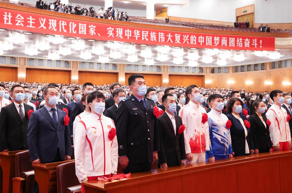 這些北京冬奧組委的幕后英雄，戴上了鮮艷的大紅花