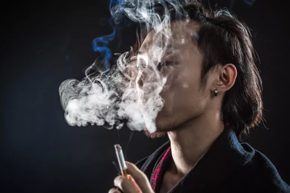 掐滅誘惑青少年的水果煙 1.6萬(wàn)種口味電子煙引人入“坑”