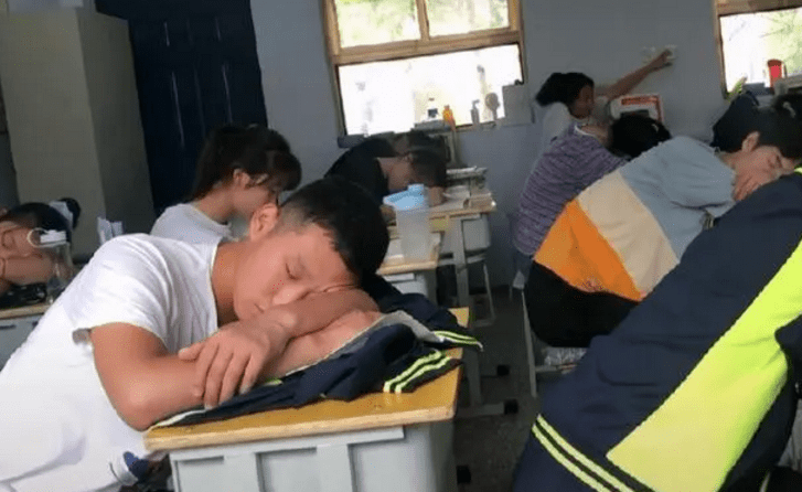 “她在混工資你在混日子！”職高老師每天自言自語(yǔ)，看上去好可憐