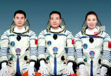 中共中央 國務(wù)院 中央軍委關(guān)于給翟志剛、王亞平頒發(fā)“二級(jí)航天功勛獎(jiǎng)?wù)隆?授予葉光富“英雄航天員”榮譽(yù)稱號(hào)并頒發(fā)“三級(jí)航天功勛獎(jiǎng)?wù)隆钡臎Q定