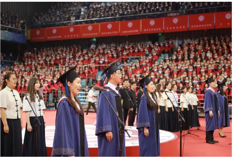 一批又一批北大畢業(yè)生以人生選擇回答時代之問：向下扎根 向上生長