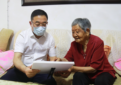 東昌府區(qū)委副書記、區(qū)長江紹華走訪慰問建國前老黨員和困難群眾并調(diào)研指導軟弱渙散基層黨組織整頓工作