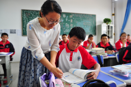 教育幫扶成為民族團結(jié)的“黏合劑” 牽手十八載，漢藏兩地共育“格桑花