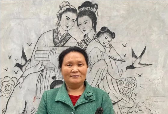 她的畫筆，是根燒火棍！