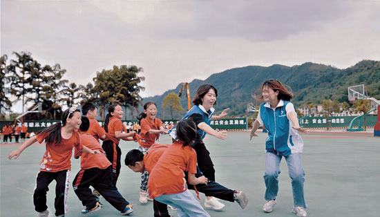 建造“大國重器”的年輕人來到蜀南山區(qū)——給苗鄉(xiāng)孩子一份“美麗的禮物”