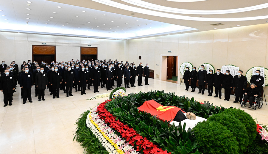 習(xí)近平等黨和國家領(lǐng)導(dǎo)同志到醫(yī)院為江澤民同志送別并護(hù)送遺體到八寶山火化