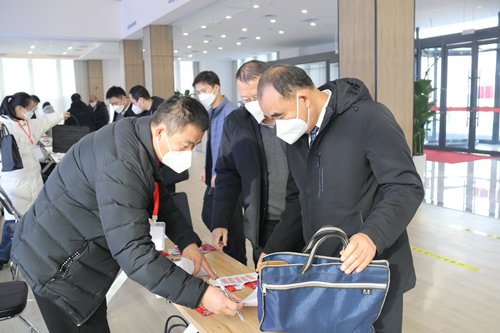 肩負各界重托 滿懷議政熱情 東昌府區(qū)政協(xié)委員向大會報到