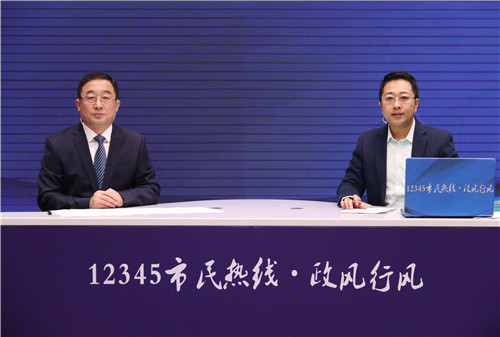 江紹華走進《12345市民熱線·政風行風》直播間接聽群眾熱線電話